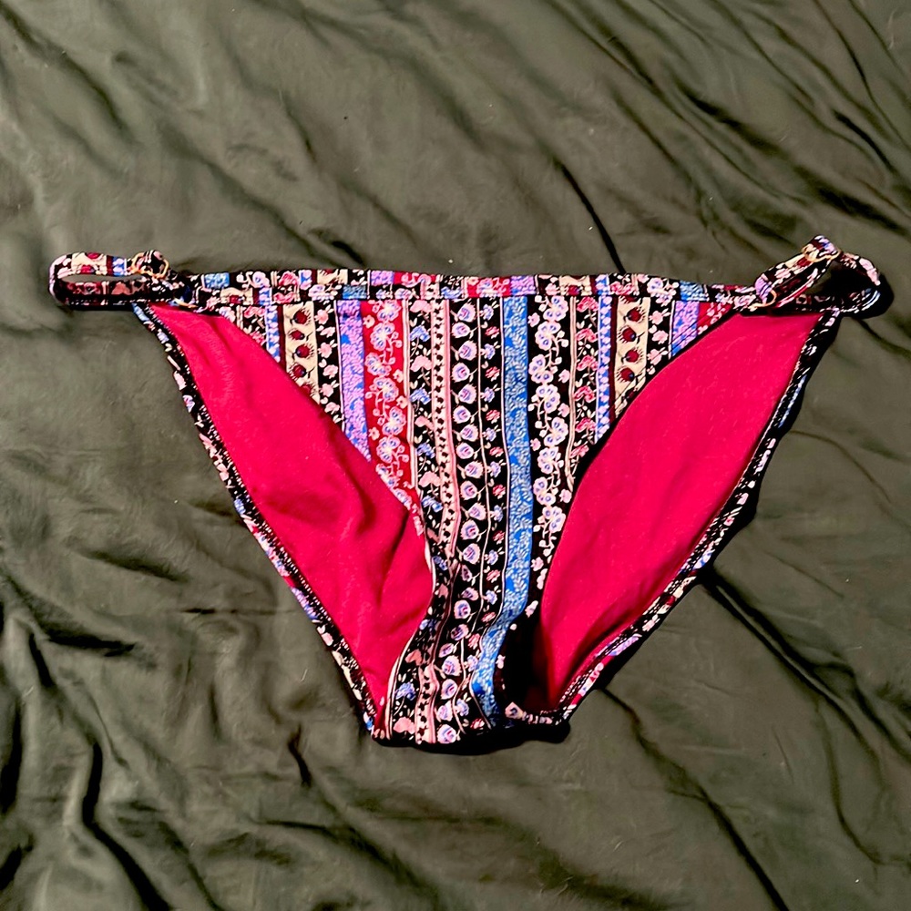 Super cute no boundaries paisley bikini bottom free with bundle